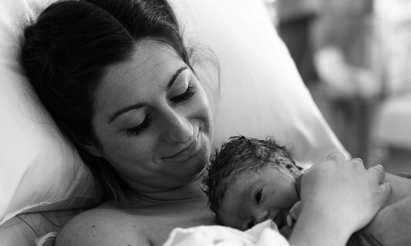 ‘Het persen gaat niet snel, maar ik zie dat de baby elke wee iets verder komt’ Ouders van Nu