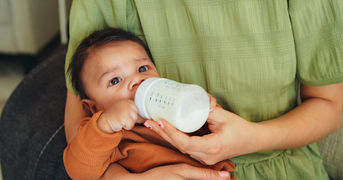 Voedingsschema flesvoeding: hoeveel heeft mijn baby nodig?