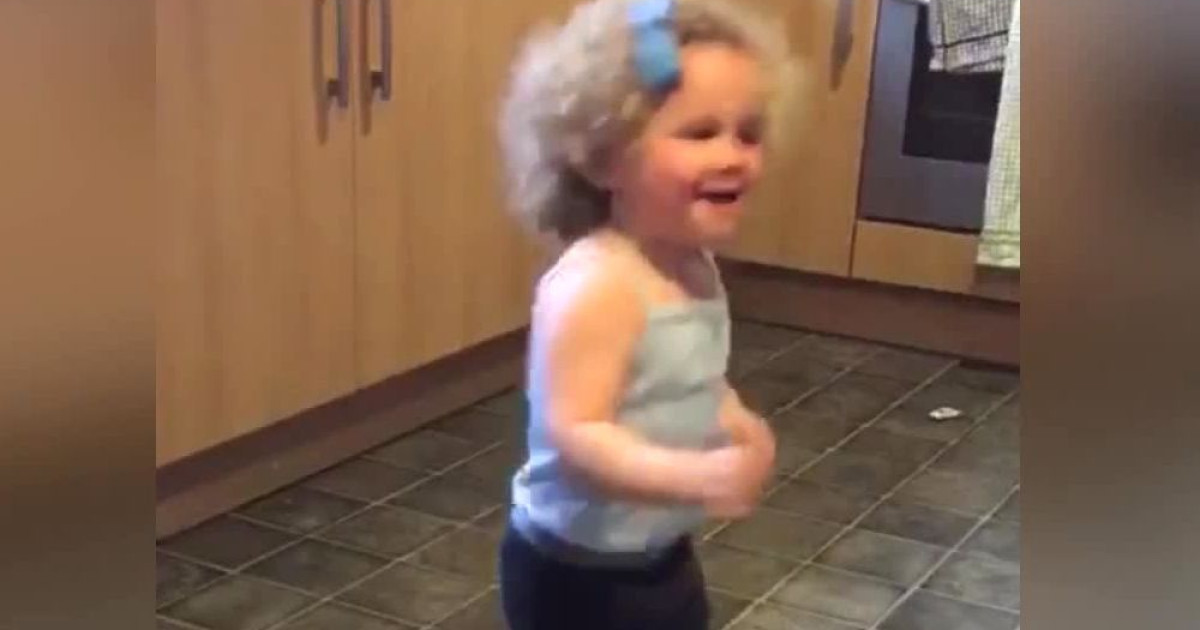 Swingend meisje valt en stoot haar hoofd maar dat mag de pret niet